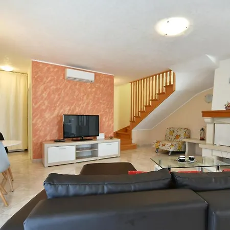 Villa Kmacici 598 *