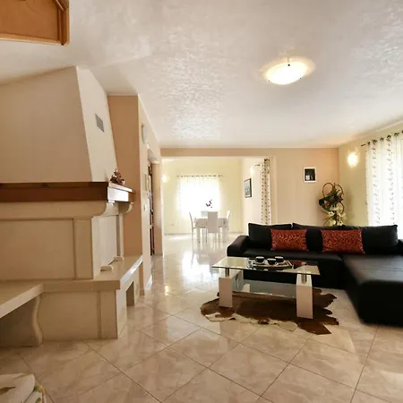 Villa Kmacici 598 *