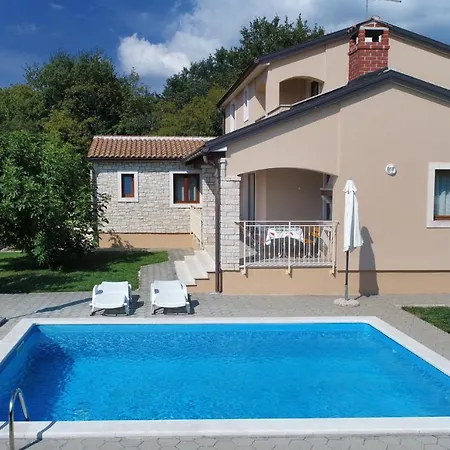 Villa Kmacici 598 *